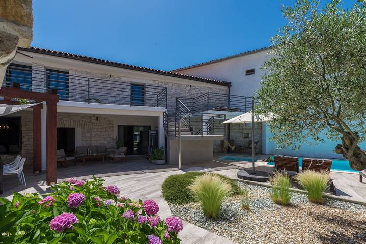 Ferienhaus für 10 Personen, mit Balkon/Terrasse und Garten sowie Pool
