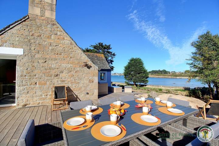 Gîte pour 9 personnes, avec Terrasse ainsi que Jardin et Vue à Trégastel