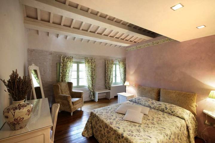 Rustico per 2 persone, con Terrazza e Idromassaggio nonché Giardino e Piscina a Urbino
