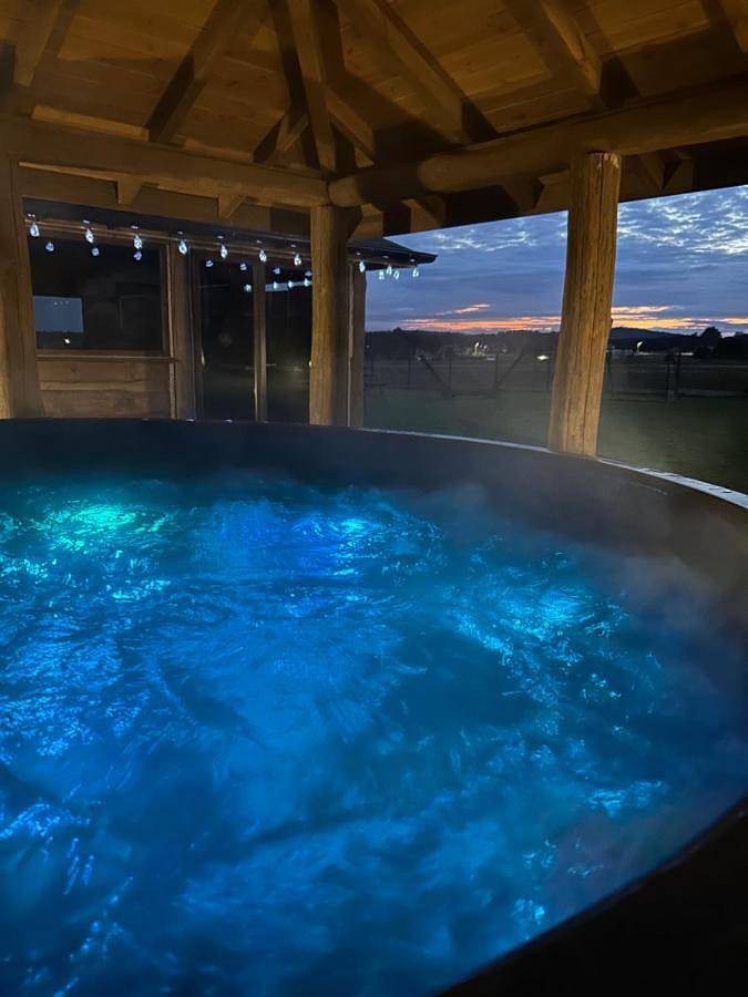 Agriturismo per 8 persone, con Idromassaggio e Terrazza nonché Giardino e Panorama in Santacroce