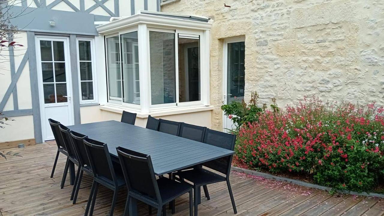 Embruns maison spacieuse rénovée 5 ch 3 sdb 2 Wc belle terrasse aménagée barbecue à 250 m de la plage en plein centre d' Arromanches au coeur des plages du débarquement, proximité de Bayeux in Arromanches-les-Bains, Région de Bayeux