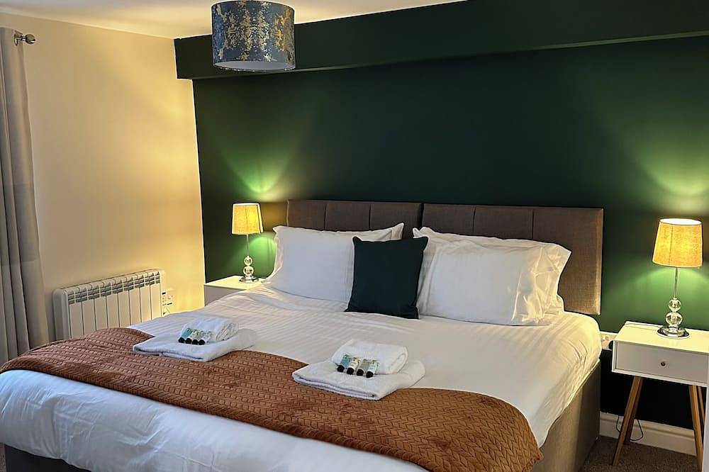 Entire apartment, Orange Lilly in Stroud by Golden Valley in Stroud, Gloucestershire