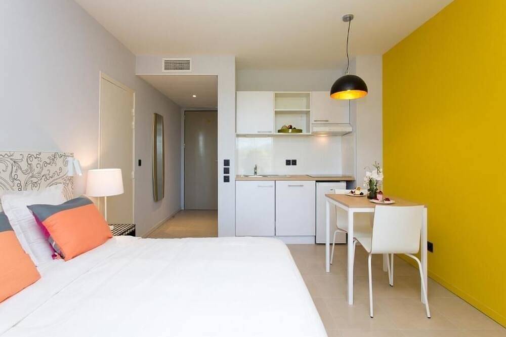 Relaxing Couple Room Ideal for Riviera Getaway w/ Outdoor Space | Swimming Pool in Mougins, Region de Cannes