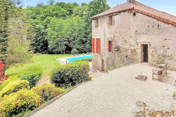 Location de vacances pour 8 personnes, avec terrasse à Saint-Paul-la-Roche