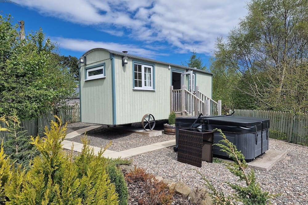 Stunning Shepherds Hut with hot tub in secluded location overlooking mountains in Glenshee, Perthshire