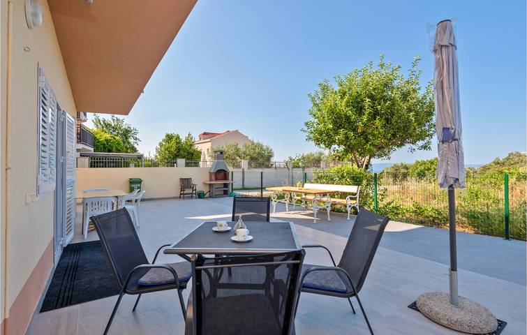Ganze Ferienwohnung, Charmantes Apartment mit Terrasse, in der Nähe von Makarska und der Küste in Makarska, Makarska Riviera