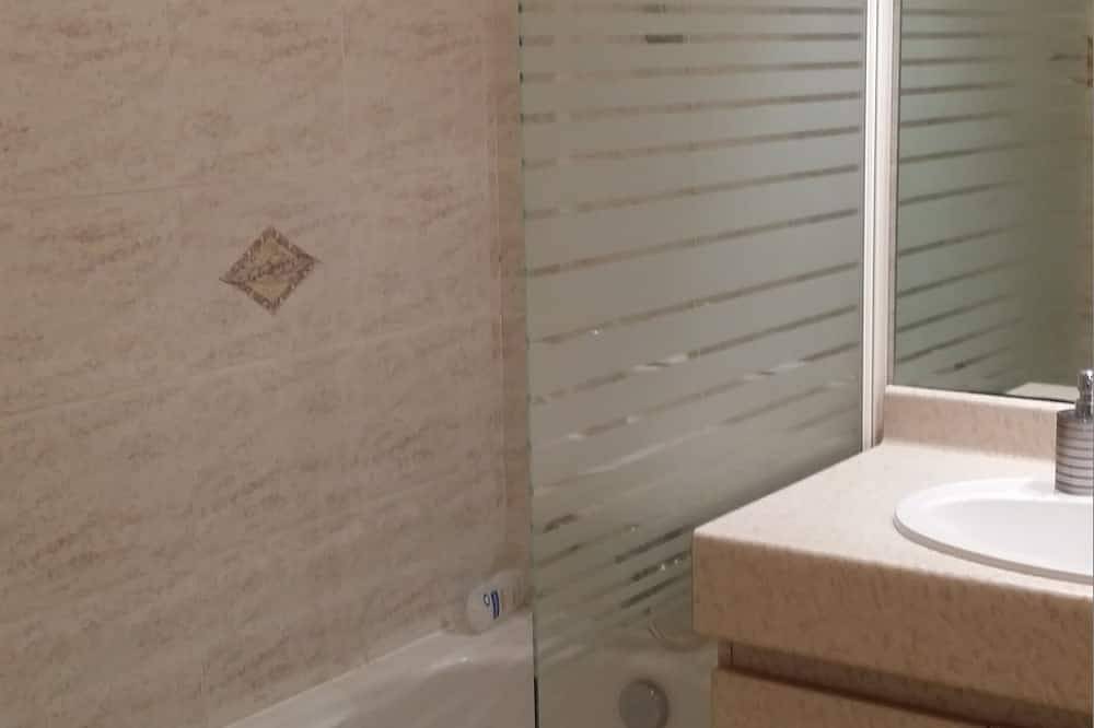 Entire apartment, Saint-Raphael Cote D'Azur Grand F2 pour 5p Piscine Au calme vue mer Tout à pied in Saint-Raphaël, Mediterranean Coast (France)