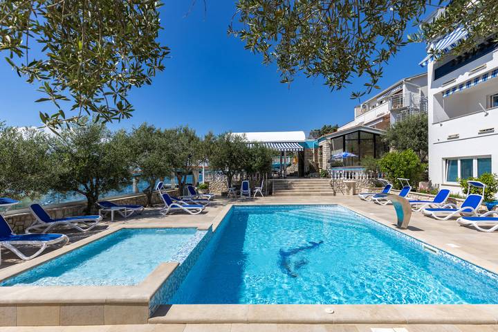 Ferienwohnung für 4 Personen, mit Balkon und Pool in Novalja