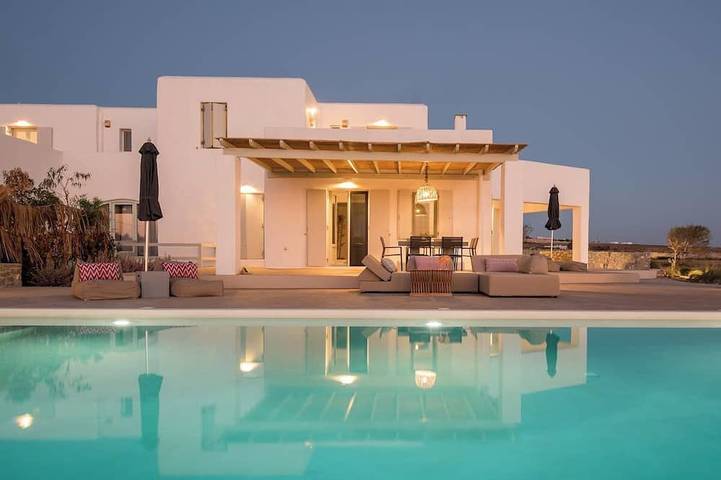 Vacation rental for 10 people, with pool and terrace as well as yard in Paros