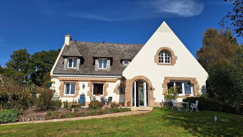 Gîte pour 2 personnes, avec Terrasse ainsi que Jardin et Vue à Neulliac