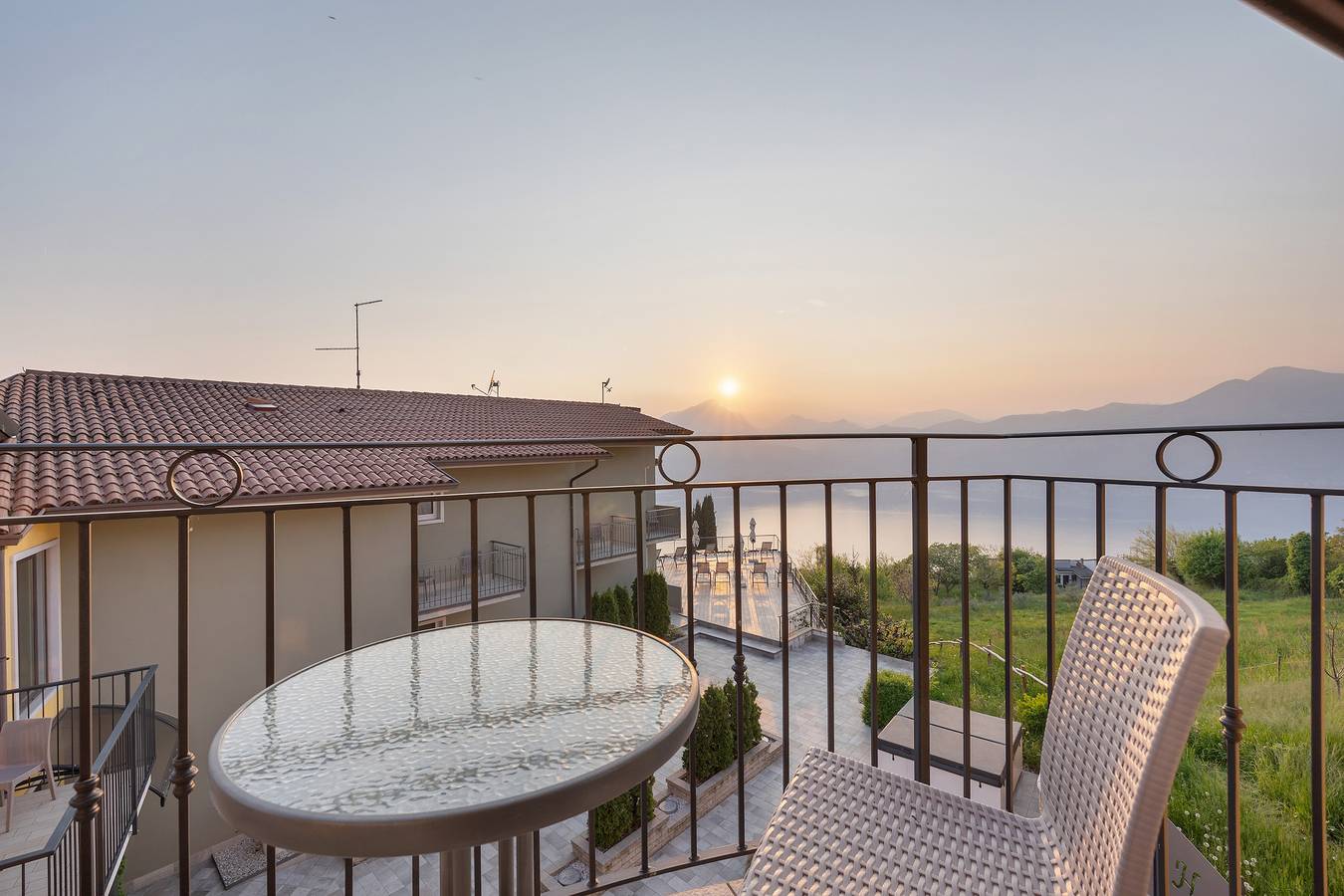 Camera 'Hotel Laguna Depandance Suite 2' con terrazza condivisa, Wi-Fi e aria condizionata in San Zeno di Montagna, Prealpi Gardesane