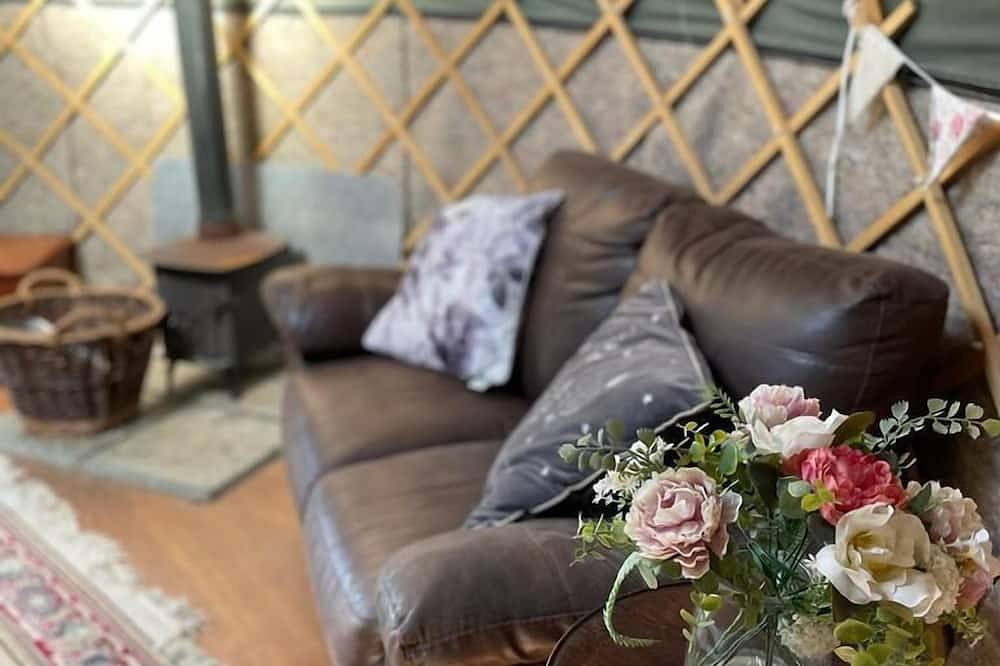Yurt - Sleeps 2 - Garden - Parking in Wiltshire