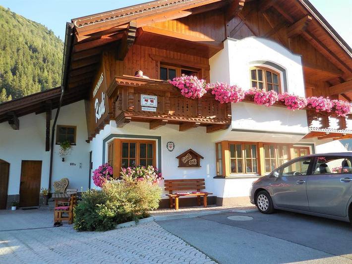 Ferienwohnung für 2 Personen, mit Balkon und Terrasse sowie Garten und Ausblick in Galtür