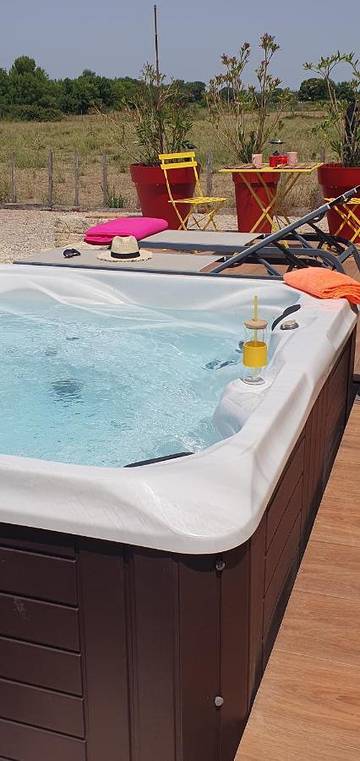 Cottage pour 2 personnes, avec jardin ainsi que jacuzzi et terrasse à Le Cailar