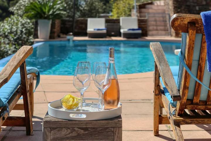 Location de vacances pour 10 personnes, avec vue ainsi que piscine et jardin dans Plage Font Brun Carqueiranne - 3