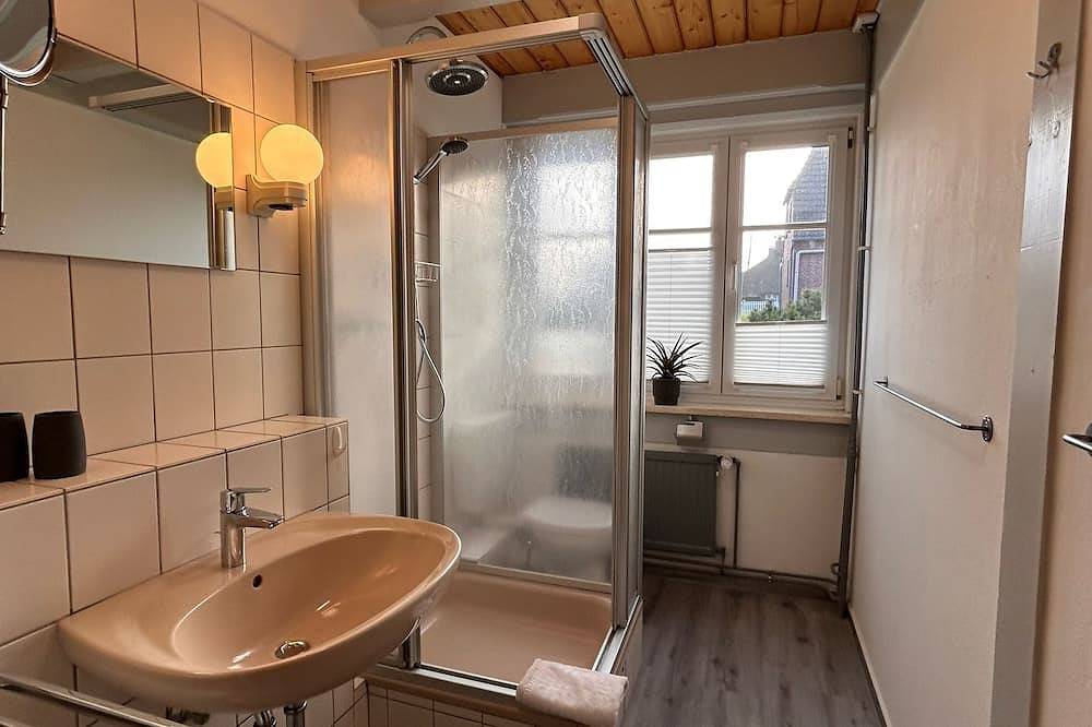 Ganze Wohnung, Entspannte Ferienwohnung „Haus Möwe“ direkt am Meer auf Pellworm! in Tammensiel, Pellworm