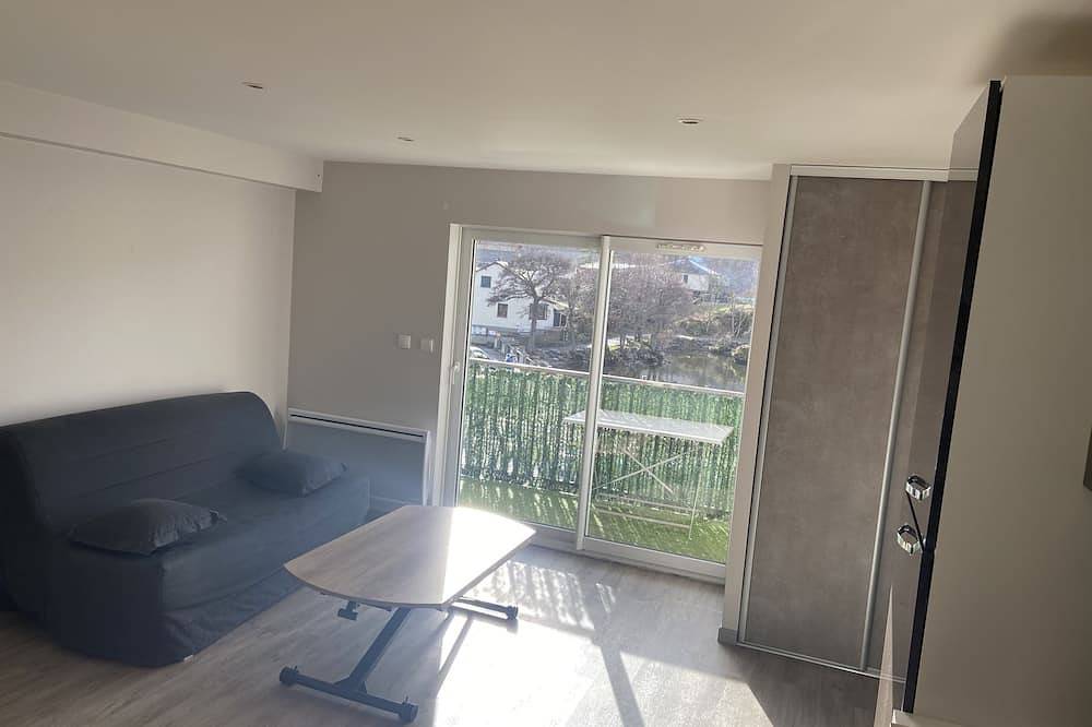 Entire apartment, Charmant T2 Avec Balcon Donnant vue sur le lac Chambon et le Massif du Sancy in Chambon-sur-Lac, Volcans d'Auvergne Regional Nature Park