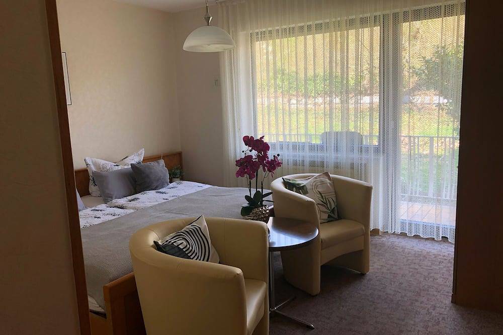 Ganze Wohnung, Zimmer 1 im 1. Og' Weinberg Anna, mit Gemeinschaftsgarten, Balkon und Wlan, sowie Gemeinschaftsküche in Klotten, Cochem-Zell