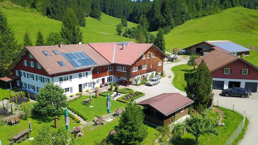 Ferienwohnung für 9 Personen, mit Terrasse und Garten sowie Ausblick in Weitnau