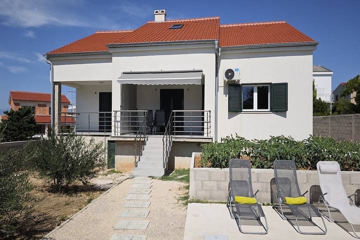 Villa für 8 Personen, mit Garten und Balkon sowie Pool in Povljana