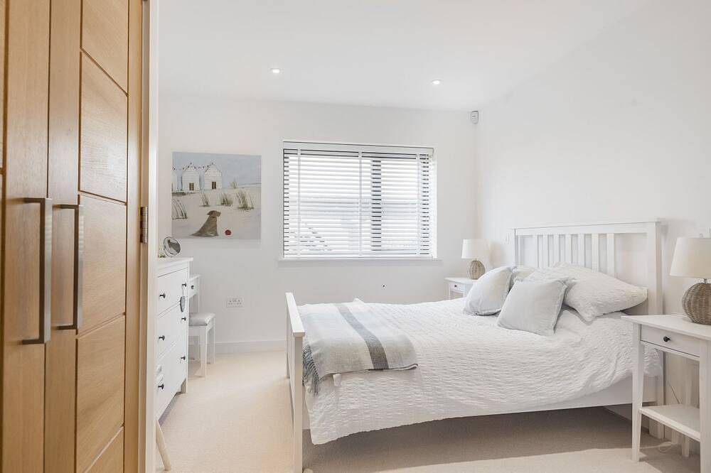 Samphire: Stunning Seafront Beach Home – Sleeps 6, 3 Bedrooms & Garden in West Wittering, West Sussex