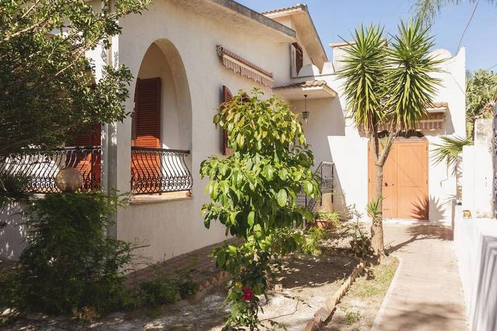 Villa per 7 persone, con Balcone e Terrazza nonché Giardino a Reggio di Calabria