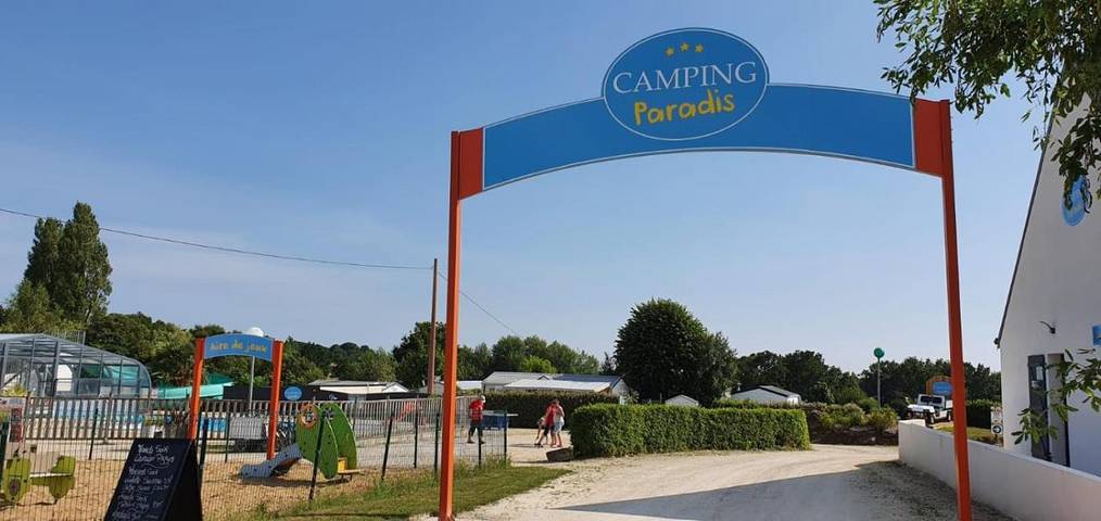 Camping pour 6 personnes, avec piscine ainsi que jardin et jacuzzi