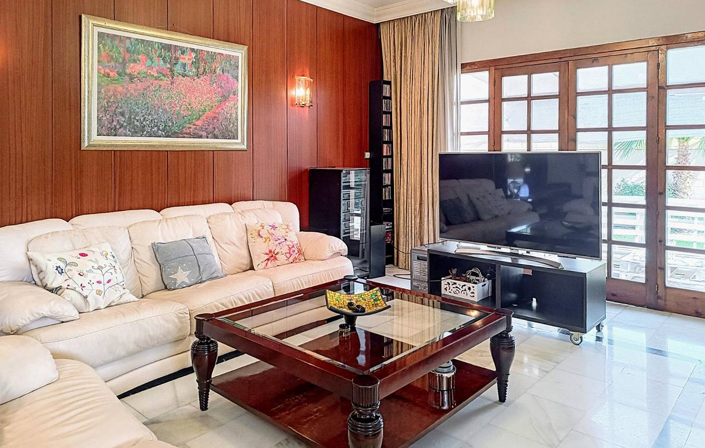 Moderno apartamento de 1 dormitorio con piscina, wifi y terraza cerca de los lugares de interés de Málaga in Churriana, Málaga