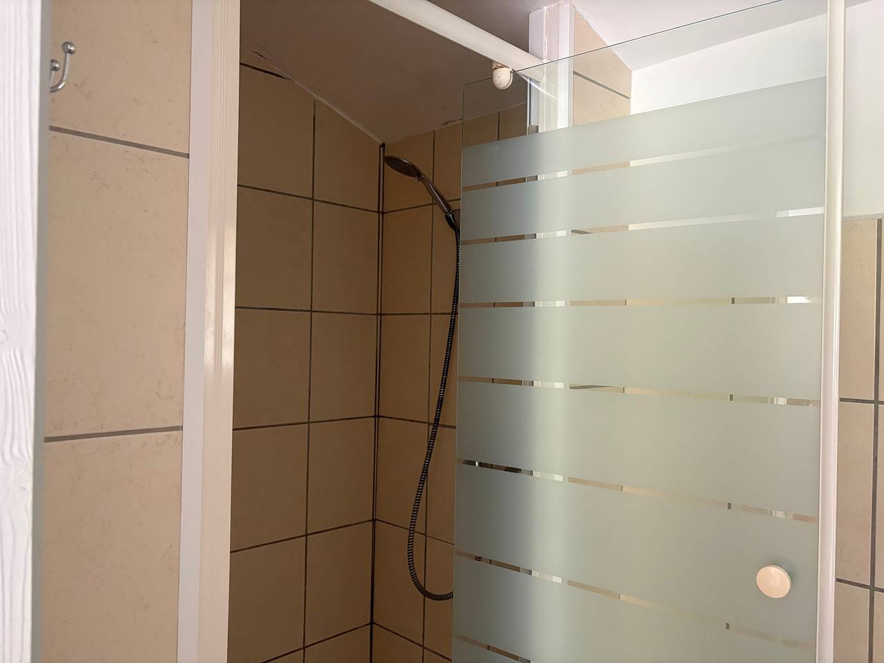 Habitación de huéspedes «Chambre Lilas» con piscina compartida, Wi-Fi y aire acondicionado in Pernes-les-Fontaines, Vaucluse