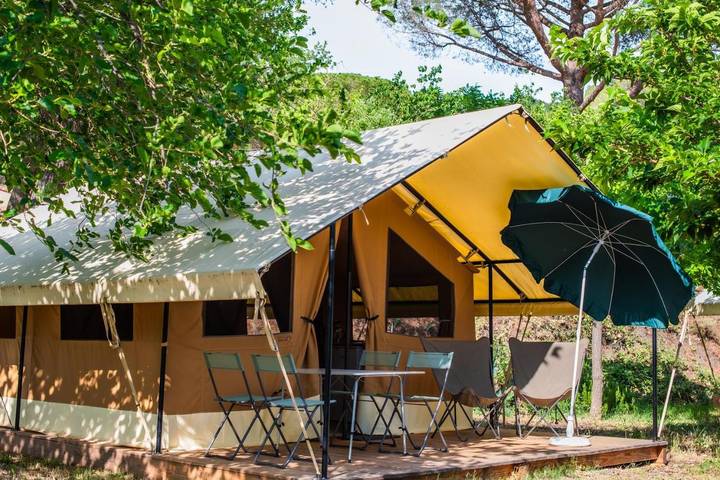 Location de vacances pour 4 personnes, avec Terrasse ainsi que Jardin et Piscine à Saint-Étienne-sur-Reyssouze
