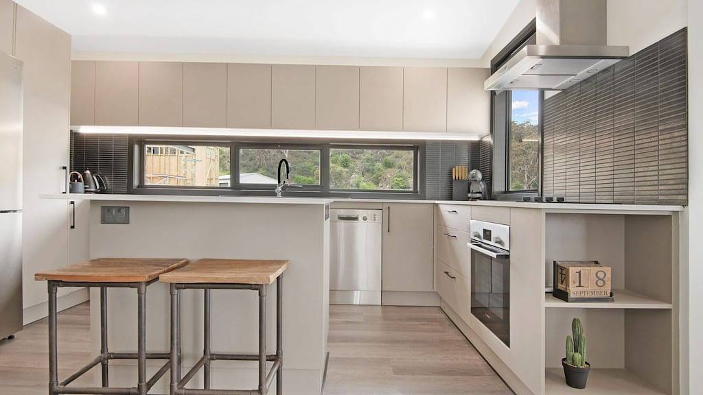 Black Diamond Retreat - Luxury 3Br Home l Lake Views l Fire Pit l Wifi l Bath in East Jindabyne, New South Wales