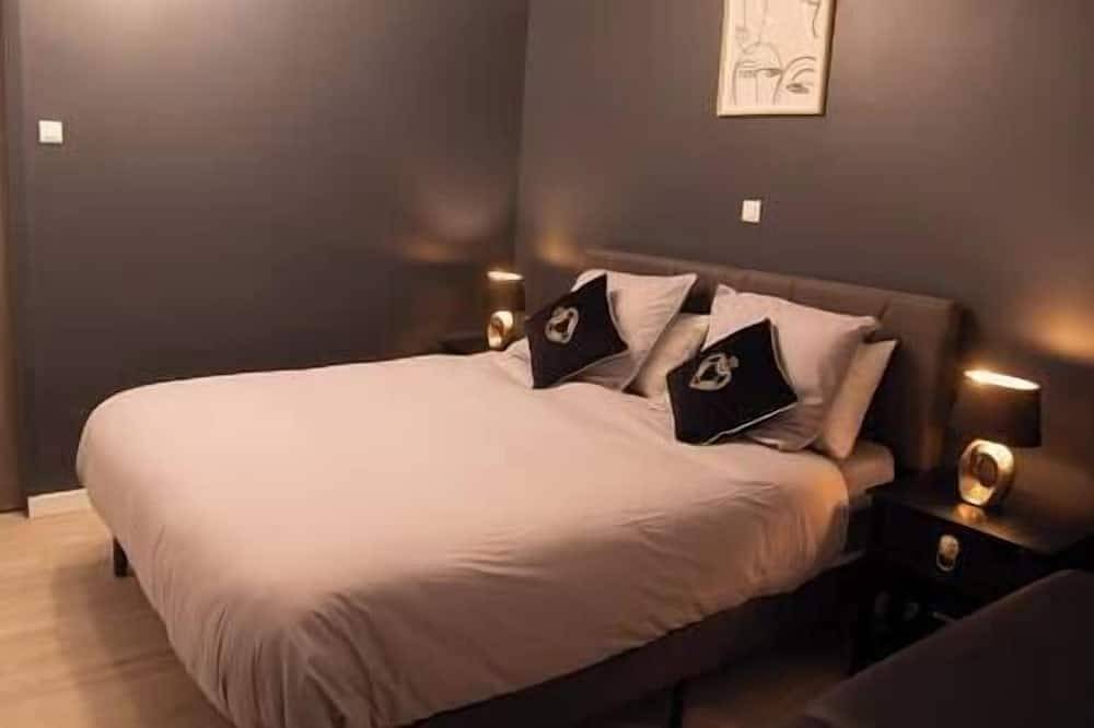 Apartamento entero, Romantic Jacuzzi Suite in Moulins, Allier (desambiguación)