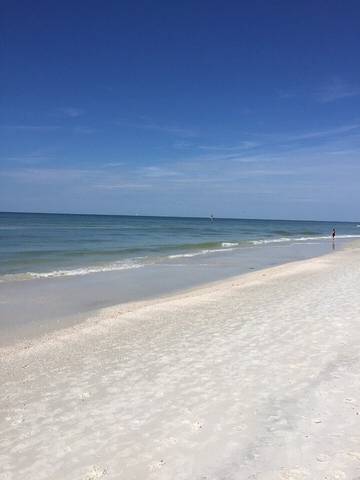 Vacation House for 6 Guests in Clearwater Beach Island, Clearwater, Picture 4