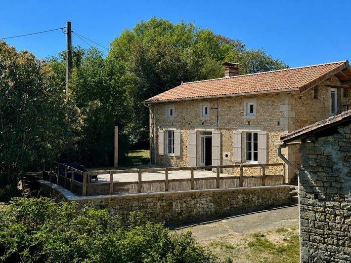 Location de vacances pour 6 personnes, avec jardin et piscine à Nanteuil-en-Vallée