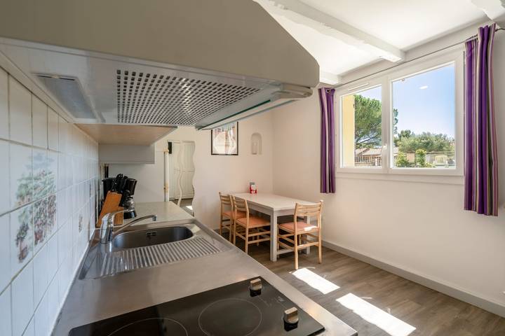 Location de vacances pour 5 personnes, avec Terrasse ainsi que Jardin et Piscine à La Roque-sur-Pernes - 4
