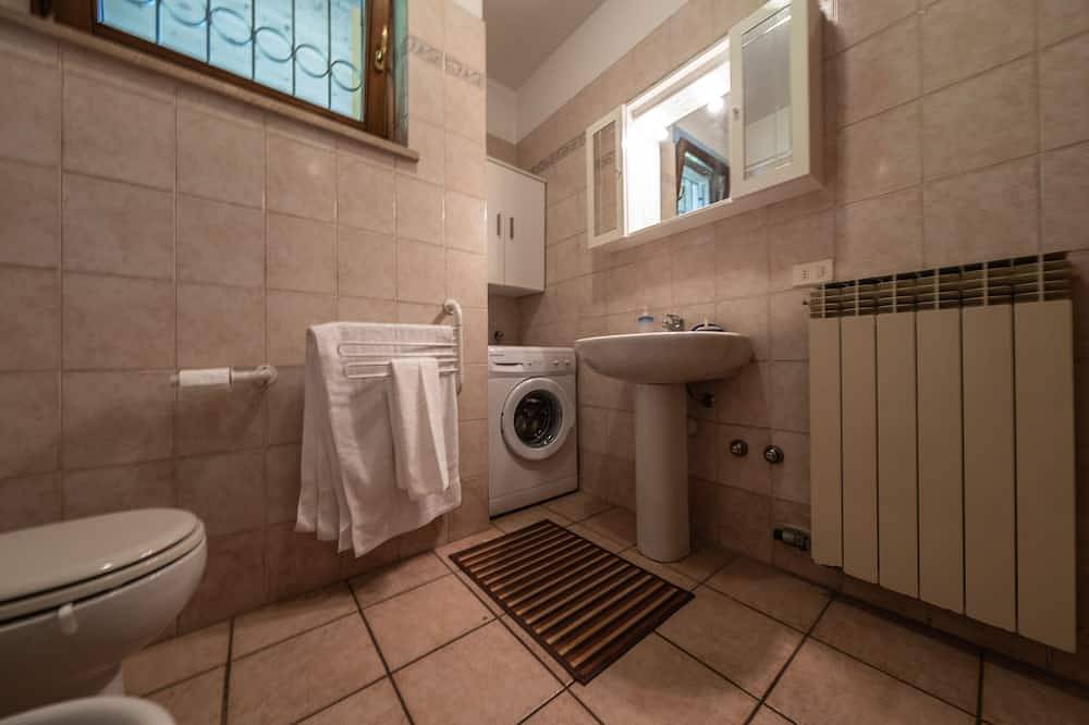 Ganze Wohnung, Gardasee – reizende Wohnung in einer Wohnanlage mit Pool, reservierter Parkplatz in Colà, Lazise