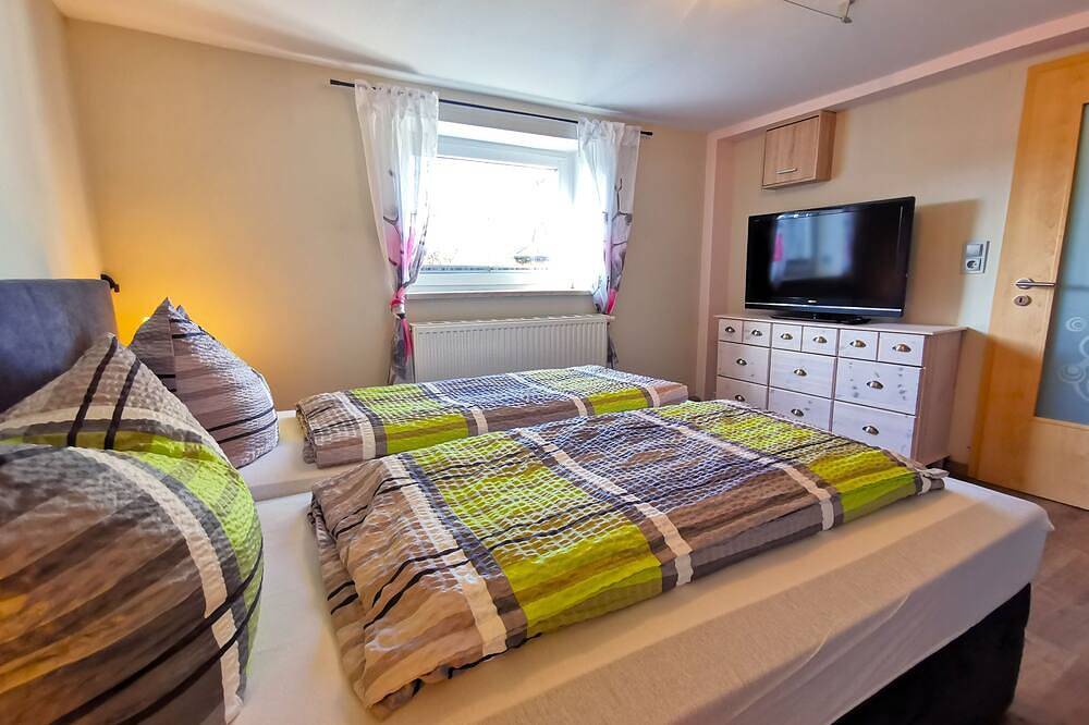 Ganze Wohnung, 77m² Ferienwohnung für bis zu 4 Personen mit traumhaften Talblick in Schönheide, Erzgebirge
