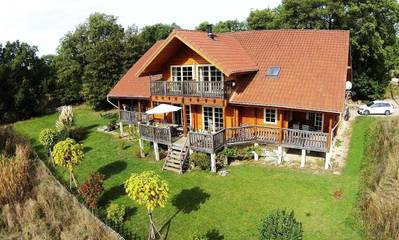 Location de vacances pour 2 personnes, avec piscine et jardin ainsi que vue et terrasse à Autoire