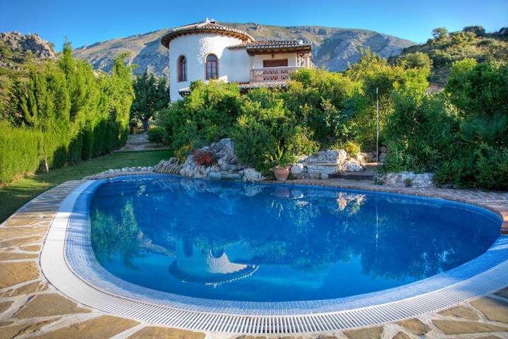 Casa rural para 4 personas, con piscina además de jacuzzi y jardín en Álora