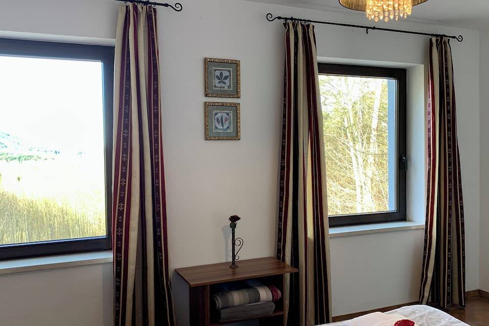 Ganze Wohnung, Villa Warzenburg, Fewo-2 mit Panorama-Blick, Balkon und Kamin. Urlaub mit Hund. in Friedrichroda, Rennsteig