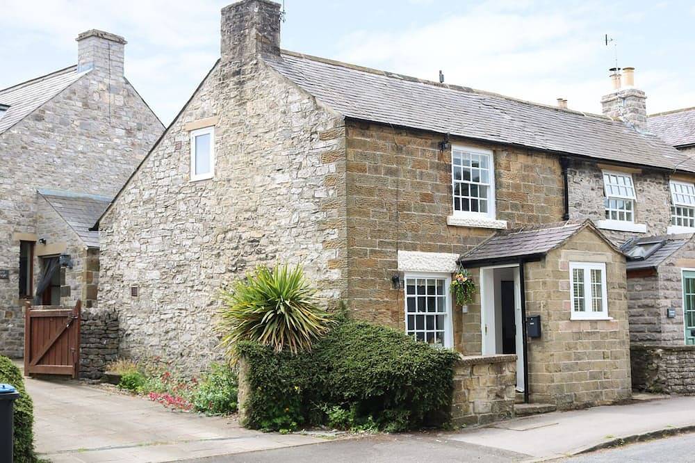 Gritstone Cottage, pet friendly, with open fire in Bakewell in Great Longstone, Derbyshire