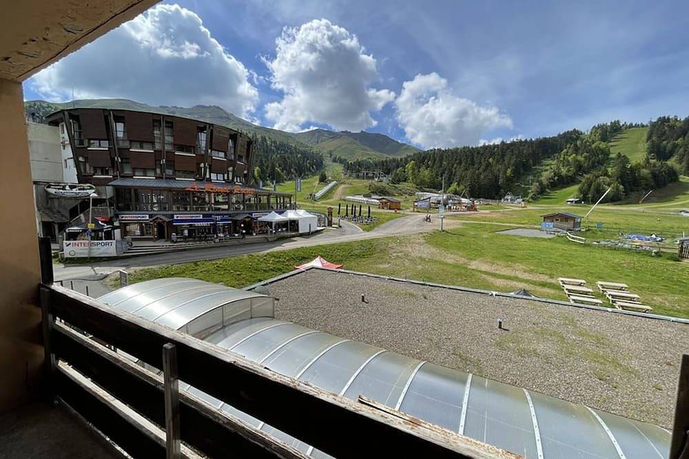 Entire apartment, Cozy Studio for 4, South-Facing Balcony, Heart of Ski Resort in Le Lioran, Laveissière