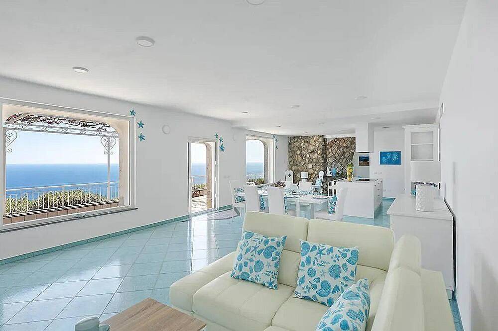 Villa Irta: A bright and sunny two-story villa built sheer above the sea, with Free Wi-Fi. in Torca, Neapel Provinz