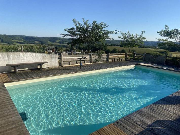 Location de vacances pour 8 personnes, avec Terrasse et Jardin ainsi que Piscine et Vue à Saint-Marcel-Campes
