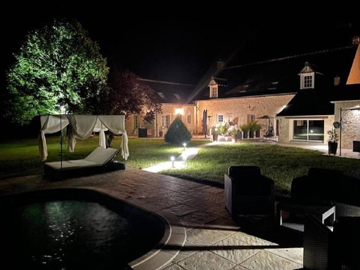 Location de vacances pour 2 personnes, avec jacuzzi et piscine ainsi que jardin et sauna dans Cléré-les-Pins - 4