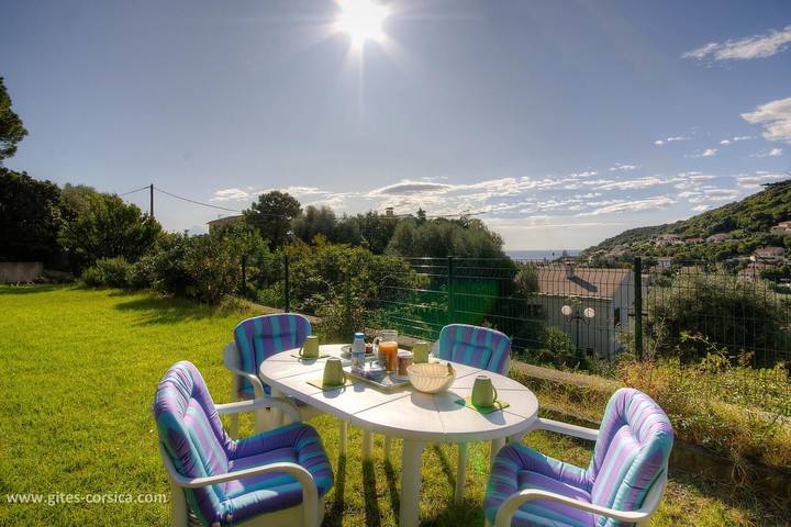Gîte pour 7 personnes, avec Terrasse ainsi que Jardin et Vue dans Miomo