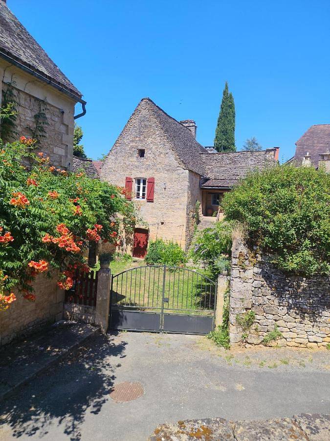 Location de vacances pour 4 personnes, avec Terrasse ainsi que Jardin et Vue à Sergeac