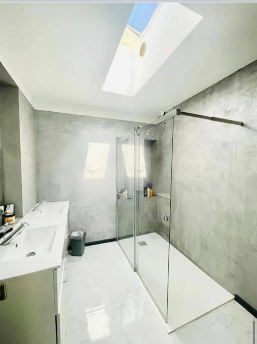 Villa pour 8 personnes, avec terrasse ainsi que jardin et piscine dans Calanques - 2