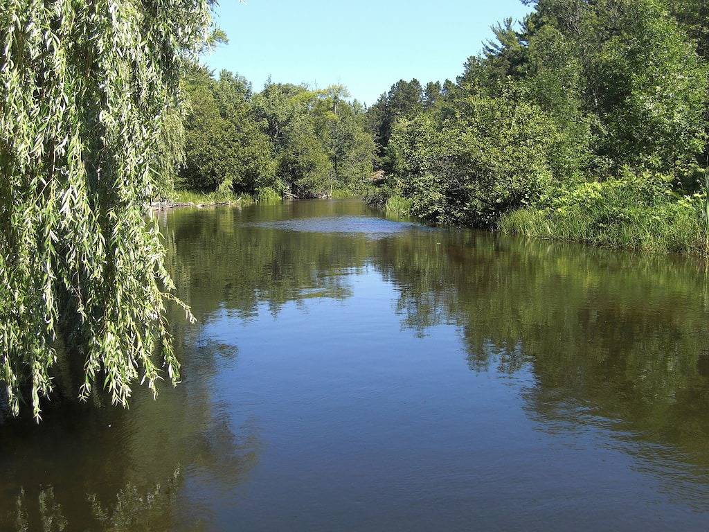 Cottage # 4 am Autrain River in der Nähe des Lake Superior Beach, abgebildete Felsen, Wasserfälle in Alger County