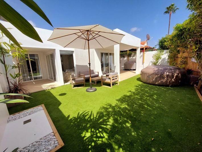Chalet para 4 personas, con jacuzzi y piscina además de jardín y piscina para niños en Maspalomas
